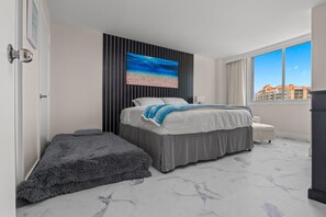 1 bedroom, in-room safe, desk, iron/ironing board - Crisp 1-bedroom condo, sleeps up to 6. Short walk to the beach in Ft Lauderdale. (Fort Lauderdale)