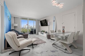 Smart TV, printers - Crisp 1-bedroom condo, sleeps up to 6. Short walk to the beach in Ft Lauderdale. (Fort Lauderdale)