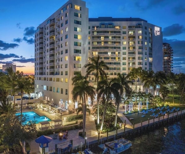 Exterior - Crisp 1-bedroom condo, sleeps up to 6. Short walk to the beach in Ft Lauderdale. (Fort Lauderdale)