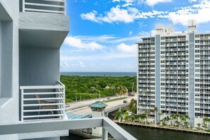 Property grounds - Crisp 1-bedroom condo, sleeps up to 6. Short walk to the beach in Ft Lauderdale. (Fort Lauderdale)