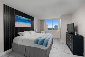 1 bedroom, in-room safe, desk, iron/ironing board - Crisp 1-bedroom condo, sleeps up to 6. Short walk to the beach in Ft Lauderdale. (Fort Lauderdale)