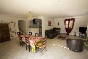 Living area - Villa in a quiet, residential neighborhood at the foot of the Esterel mountains. Beach 3 km away (Saint-Raphaël)