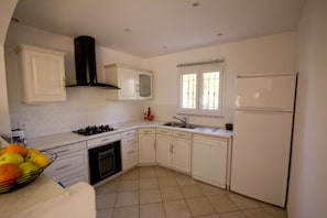 Private kitchen - Villa in a quiet, residential neighborhood at the foot of the Esterel mountains. Beach 3 km away (Saint-Raphaël)