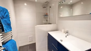 Shower, hair dryer, towels - House with large terrace in Nice (Nice)