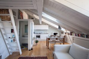 A loft-style apartment with a kitchen, dining area, and a cozy seating area. - Corsico by Wynwood House (Milan)