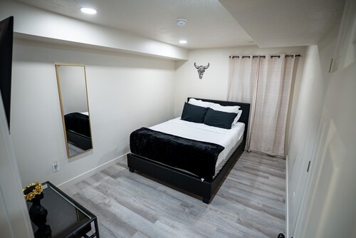 Cozy 3-bedroom house in awesome Magna with cool AC