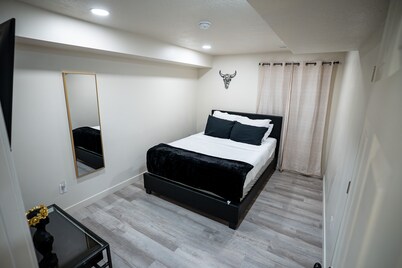 Cozy 3-bedroom house in awesome Magna with cool AC