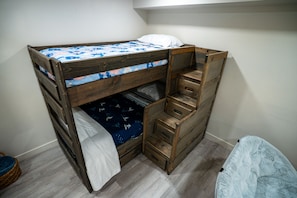3 habitaciones, tabla de planchar con plancha, wifi y ropa de cama 
