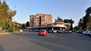 Un edificio a più piani con un parcheggio di fronte.