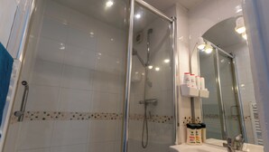 A bathroom with a glass-enclosed shower, a white sink, and a mirror above the sink. - Terrasses Catalanes Sea&Mountain View near the beach & private parking (Canet-en-Roussillon)