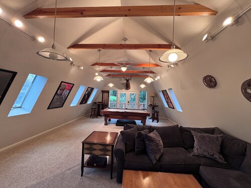 Private Farmhouse Retreat on 2.6 Serene Acres with Private Fitness Studio