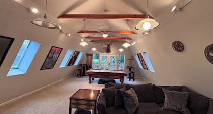 Private Farmhouse Retreat on 2.6 Serene Acres with Private Fitness Studio