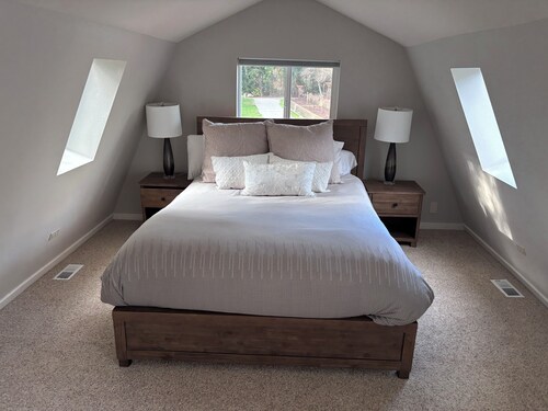 Private Farmhouse Retreat on 2.6 Serene Acres with Private Fitness Studio