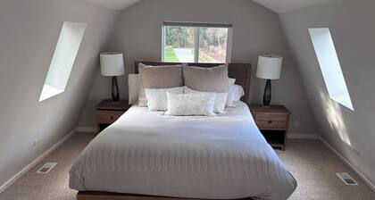 Private Farmhouse Retreat on 2.6 Serene Acres with Private Fitness Studio