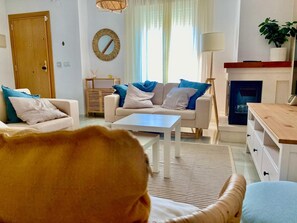 Smart TV - "Villa Chilches - 1st line beach - Terrace with sea views and jacuzzi" (Vélez-Málaga)
