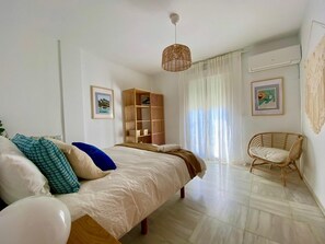 3 bedrooms, iron/ironing board, WiFi, bed sheets - "Villa Chilches - 1st line beach - Terrace with sea views and jacuzzi" (Vélez-Málaga)