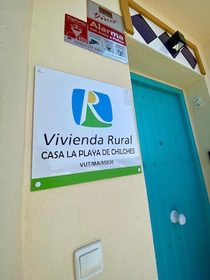 A sign for 'Vivienda Rural CASA LA PLAYA DE CHILCHES' with a contact number and a building number. - "Villa Chilches - 1st line beach - Terrace with sea views and jacuzzi" (Vélez-Málaga)