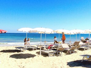 Sun-loungers - Ostuni Green Hills Apt. 1 – Charming Home with Panoramic View & Shared Jacuzzi (Puglia)