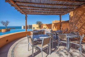 Outdoor dining - Oceanside Retreat at Puerta Cortés | Golf Cart Included (La Paz)
