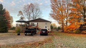 Une maison à deux étages avec un porche couvert et un garage.
