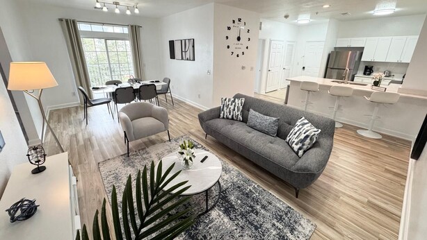 Un appartement moderne comprenant un coin repas, un salon et une cuisine.