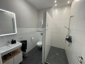 Hair dryer, towels, soap, toilet paper - Enjoy freedom - vacation apartment with 2 bedrooms in a direct city location (Cochem)