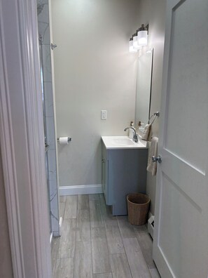 Hair dryer, towels, soap, toilet paper - Broadway Nomad House in Providence (Providence)