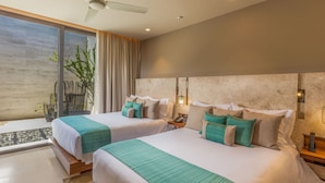 Une chambre d’hôtel moderne avec deux lits, un ventilateur de plafond, une grande fenêtre avec des rideaux et une vue sur l’extérieur.