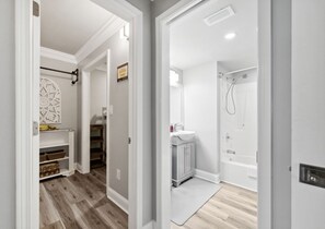 Shower, hair dryer, towels - NEW Beachfront +GLASS+VIEW in 2MASTER Suites +BUNK ROOM+FREE BeachChair 702East (Panama City Beach)