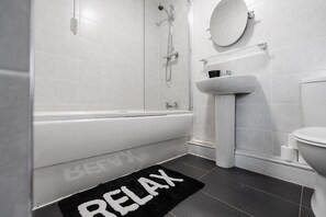 Shower, towels - Cosy Speke 3Bed Retreat with Free Parking (Speke)