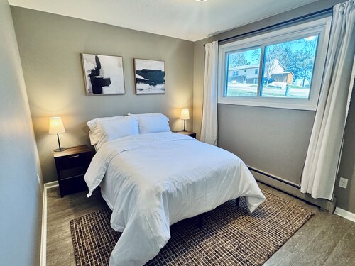 Near Mayo Clinic 4-Bed w/ Private Deck & Fire Pit