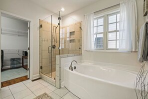 Shower, jetted bath, hair dryer, towels - New! Fig Tree House! Near Downtown, Hot Tub, 3 Kings, Pets/Family/Work Friendly (Greenville)