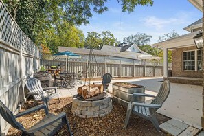 Outdoor dining - New! Fig Tree House! Near Downtown, Hot Tub, 3 Kings, Pets/Family/Work Friendly (Greenville)