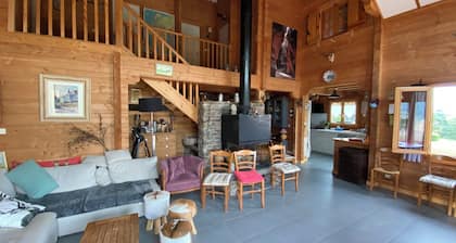 Large chalet with wooded grounds and private tennis court - spectacular panoramic view