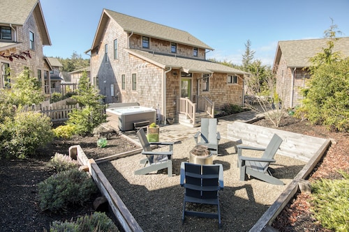 NEW! 10 min. Walk to Town & Beach, PVT Hot Tub + Fenced Yard, Bikes, Fire-pit