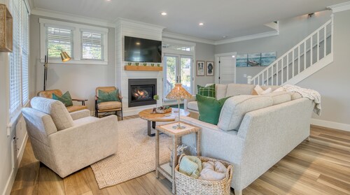 NEW! 10 min. Walk to Town & Beach, PVT Hot Tub + Fenced Yard, Bikes, Fire-pit