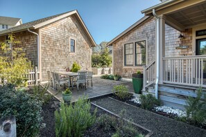 Outdoor dining - NEW! 10 min. Walk to Town & Beach, PVT Hot Tub + Fenced Yard, Bikes, Fire-pit (Pacific Beach)