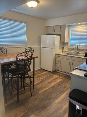Private kitchen - Serene 2-bedroom apartment in Helena perfect for your getaway (helena)