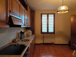 Frigorifero, forno, piano cottura, lavastoviglie