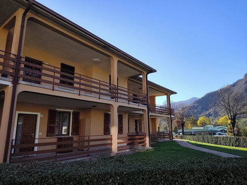 House at the Lake-a stone's throw from the beach