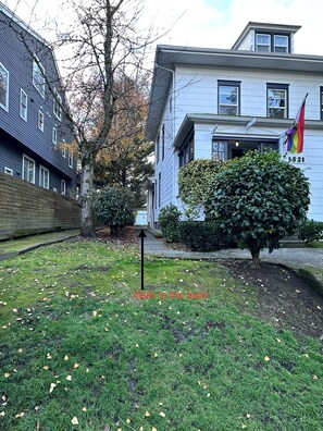 Property grounds - Capitol Hill 1 BR/1BR  with Free Parking (Seattle)