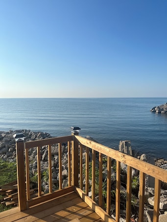 Unterkunftsgelände. Wake up to the beautiful sunrise on Lake Erie in this tiny lakeside cabin.