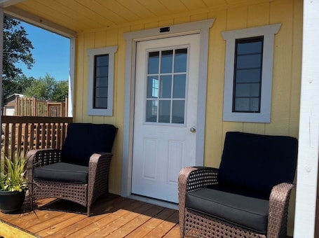 Terrasse/Patio. Wake up to the beautiful sunrise on Lake Erie in this tiny lakeside cabin.