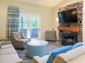 Living area - Recently renovated 2-bedroom condo with AC in tranquil Massanutten Resort. (Massanutten)