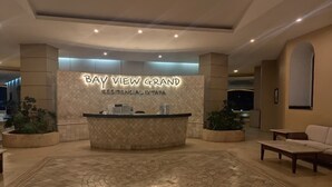 Un'area reception con un cartello che riporta 'Bay View Grand Residencial Ixtapa'.