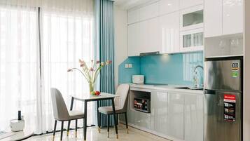 Standard Studio, Balcony, City View | Private kitchen