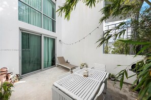 Outdoor dining - Charming 1-bedroom apartment with AC in Miami Beach (Miami Beach)