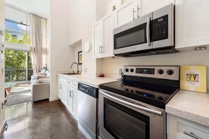 Private kitchen - Charming 1-bedroom apartment with AC in Miami Beach (Miami Beach)