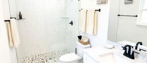 Dusche, Haartrockner, HandtĂŒcher, Seife