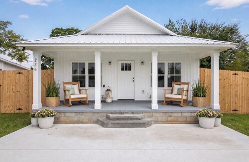 North Boulevard Breeze Stylish New Home Near Beaches & Historic District